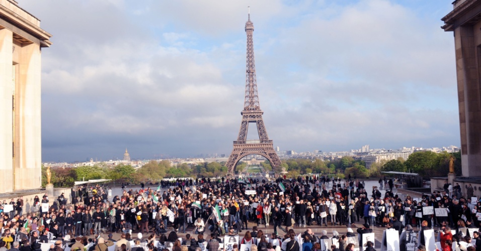 Pessoas participam na tarde no Trocadero, próximo à torre Eiffel, em Paris, da campanha "Onda Branca" para protestar contra a violência na Síria