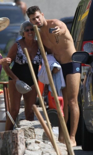 Após surfar, Cauã Reymond tira fotos com as fãs (18/4/2012)