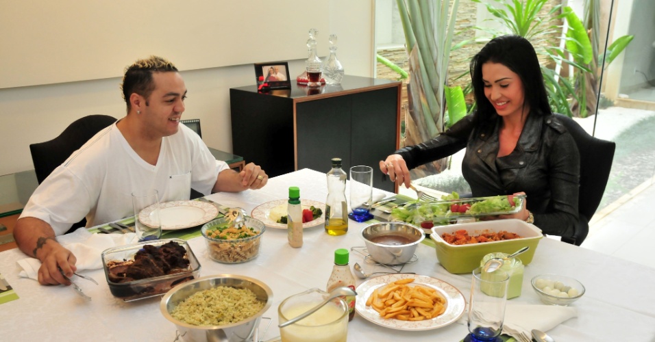 Belo e Gracyanne almoçam em sua casa no Rio de Janeiro (2012)