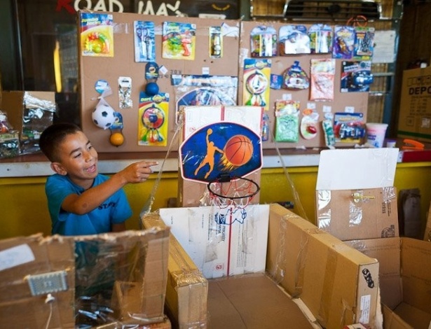 Caine Monroy, 9, criou um centro de entretenimento com papelões  - Divulgação 