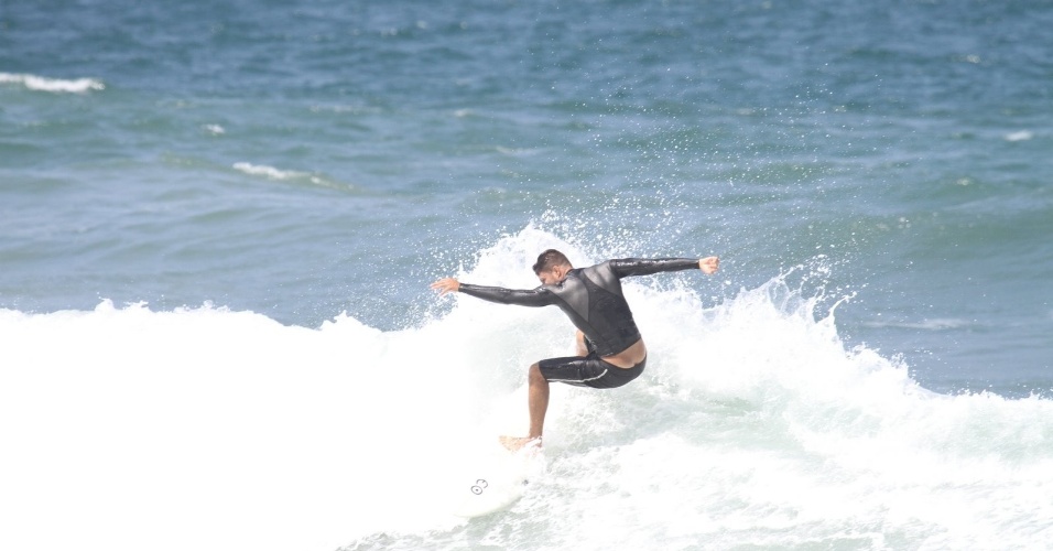 Cauã Reymond surfa na Prainha, praia localizada na zona oeste do Rio (18/4/2012)
