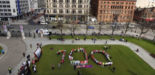 Na capital da Irlanda do Norte, alunos formam o número 100, em comemoração aos 100 dias para a abertura da Olimpíada de Londres