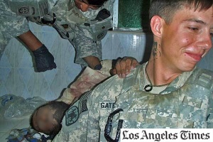 Foto divulgada pelo jornal "Los Angeles Times" mostra soldados dos EUA posando com os corpos mutilados de insurgentes afegãos mortos