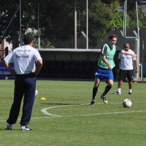 Mário Fernandes volta a trabalhar normalmente no Grêmio e pode ficar à disposição de Luxemburgo - Marinho Saldanha/UOL Esporte