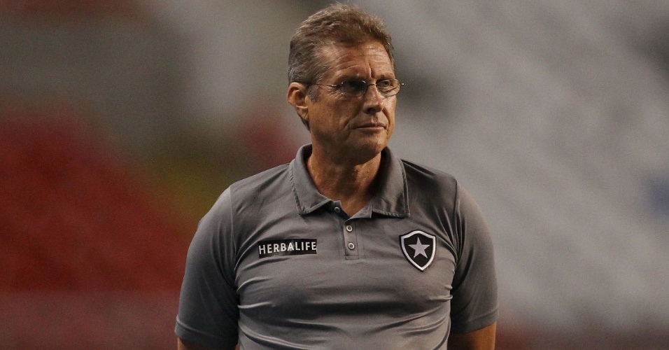 O técnico Oswaldo de Oliveira, do Botafogo, observa seu time no jogo contra o Guarani