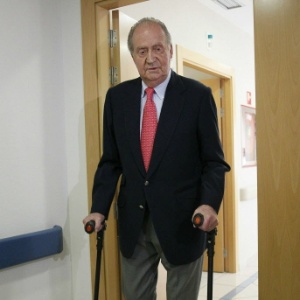 Rei Juan Carlos, da Espanha, deixa o hospital em Madri onde ficou internado após uma queda durante uma caçada a elefantes na África - Paco Campos/AFP