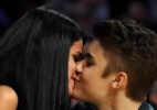 Fotos: Bieber e Selena se beijam enquanto Lakers perde em casa para os Spurs