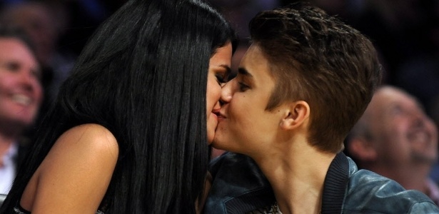 Selena Gomez e Justin Bieber se beijam durante jogo Los Angeles Lakers x San Antonio Spurs, em Los Angeles 