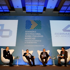 Paul Krugman, prêmio Nobel de economia (3º da esquerda para a direita), em seminário em SP - Luludi / Agência Luz