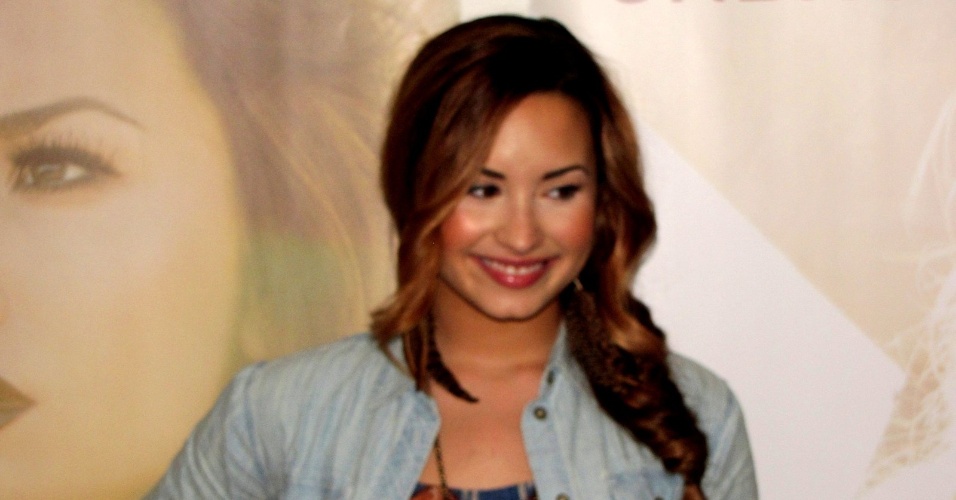 Antes de se apresentar no Rio de Janeiro, Demi Lovato posa para fotos em coletiva de imprensa no Rio de Janeiro (19/4/12)