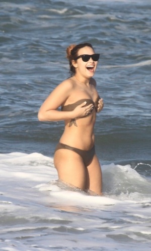 Antes de se apresentar no Rio de Janeiro, nesta quinta-feira, Demi Lovato foi à praia da Macumba no Rio de Janeiro e tomou banho de mar (19/4/12)
