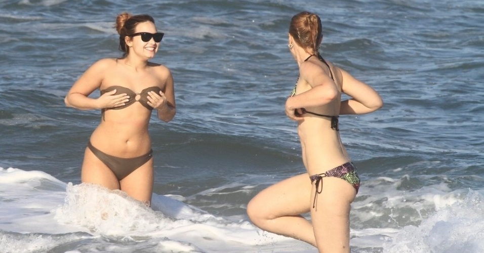 Antes de se apresentar no Rio de Janeiro, nesta quinta-feira, Demi Lovato e amiga tomam banho de mar na praia da Macumba, no Rio de Janeiro (19/4/12)