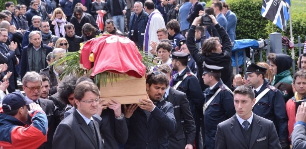 Caixão com o corpo de Piermario Morosini é carregado por amigos e familiares - GIUSEPPE CACACE/AFP