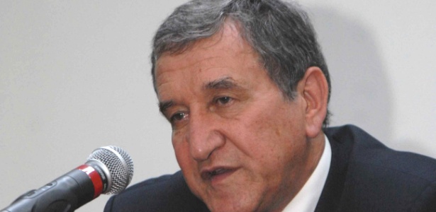 Parreira diz que equipe nacional tem de ser nova e ter no máximo quatro jogadores experientes