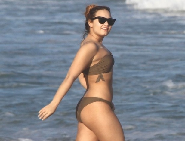 Demi Lovato vai à praia da Macumba, no Rio de Janeiro (19/4/12)