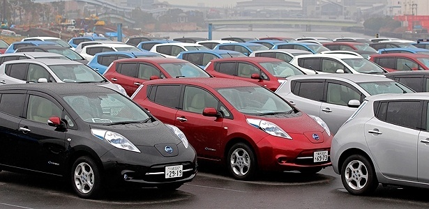 Exemplares do elétrico Nissan Leaf em evento para novos proprietários do modelo, no Japão - AP