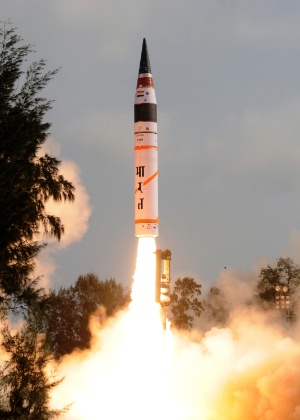 Foguete Agni-5 lançado de uma ilha da costa leste indiana na quinta-feira (19), em foto divulgada pelo Ministério da Defesa da Índia - Ministério da Defesa da Índia/The New York Times