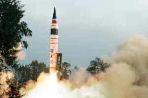 Imagem divulgada pelo Ministério da Defesa indiano mostra míssil de longo alcance com capacidade nuclear, durante lançamento da Ilha Wheele