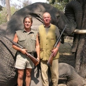 Imagem do rei caçando elefantes publicada no site da empresa Rann Safaris - Reprodução