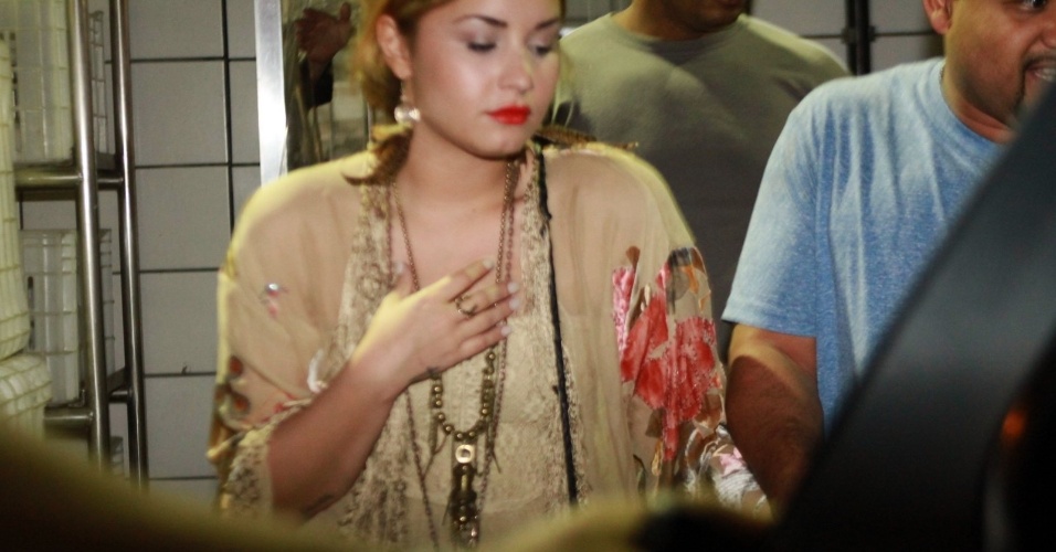 No Brasil para shows, Demi Lovato janta em churrascaria no Rio de Janeiro (18/4/12)
