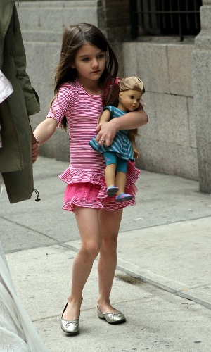 No seu aniversário de 6 anos, Suri Cuise passeia com uma boneca nos braços pelas ruas de Nova York (18/4/12)