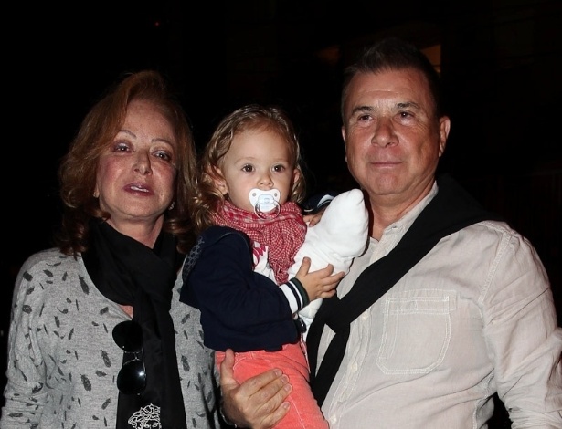 Waldemar Iódice e Suely Iódice, com o neto Vittorio, no aniversário de 39 anos de Adriane Galisteu (18/4/12)