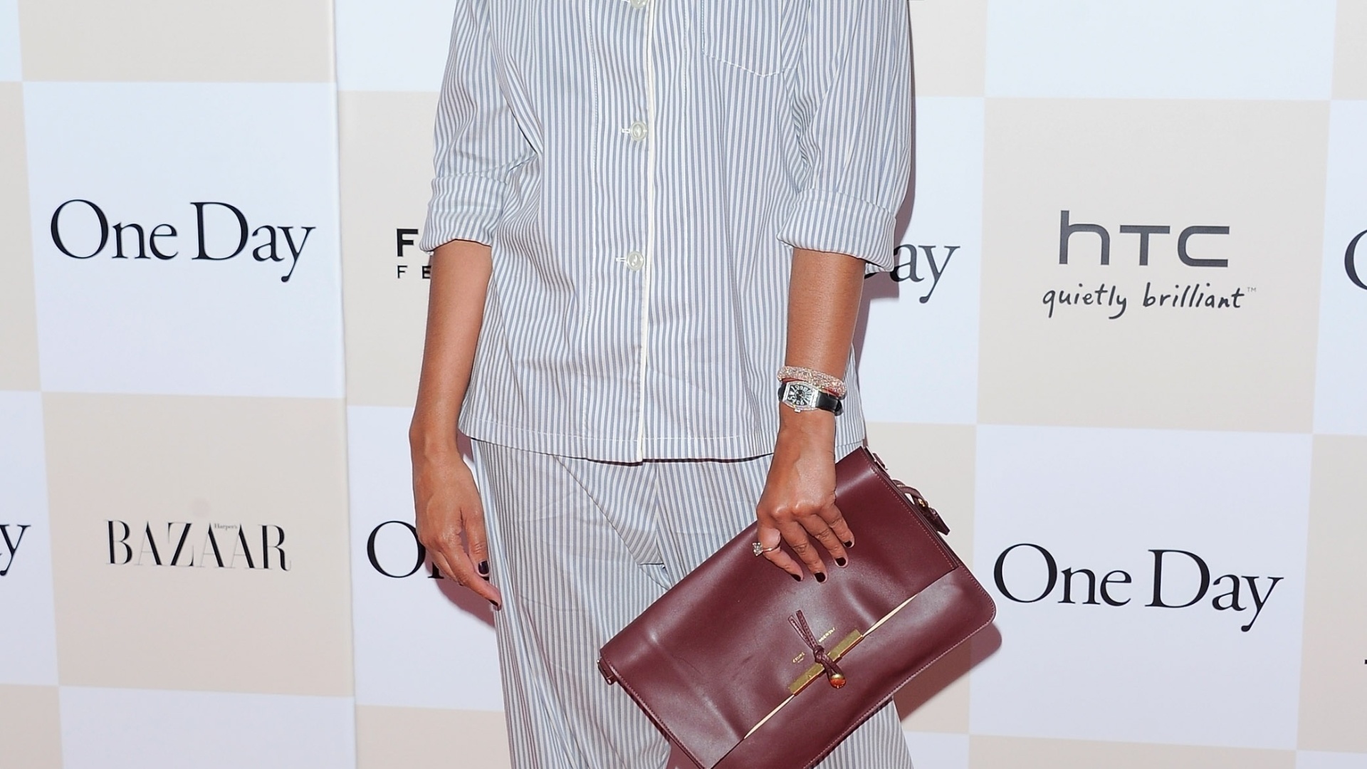 A estilista Rachel Roy apostou no pijama tradicional listrado em branco e azul para ir à première do filme "Um Dia", em Nova York, nos Estados Unidos. O look despojado foi combinado aos óculos de grau, bolsa de mão marrom, e sandálias e pulseira brilhantes (08/08/2011) - Getty Images