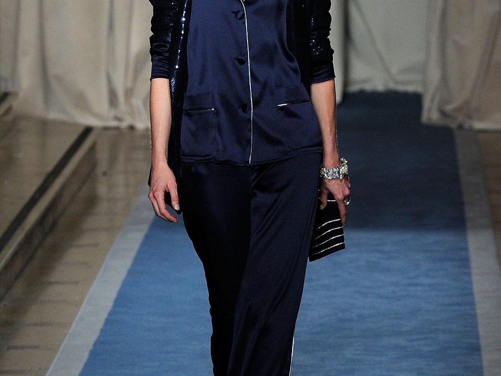 A Salvatore Ferragamo trouxe a tendência dos pijamas para a passarela. O look de cetim azul marinho, com vivos dourados e blazer de paetês usado por Elisa Sednaoui foi apresentado na coleção de Resort 2012 da grife (28/06/2011)  - Getty Images