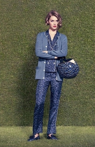 A tendência dos looks pijama começou a se consolidar através das coleções internacionais de Resort 2012. Grifes como Louis Vuitton, Salvatore Ferragamo, Céline, Lanvin e The Row (marca das irmãs Olsen) levaram as roupas de dormir masculinas para as passarelas. Porém, este hit exige cuidado: quem quiser aderir e não quiser ser confundida com desleixada, deve investir nos acessórios e sempre usar salto-alto. Na foto, a coleção de Resort 2012 da Louis Vuitton - Divulgação