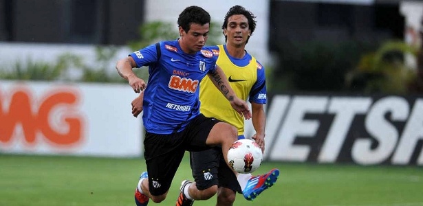 Bernardo marcou golaço de falta em jogo-treino nesta quinta-feira, no CT Rei Pelé - Divulgação/Santos FC