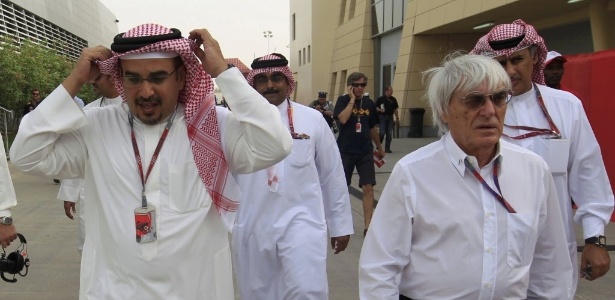 Ecclestone passeia em Sakhir ao lado do príncipe Salman bin Hamad al-Khalifa - Ahmed Jadallah/Reuters
