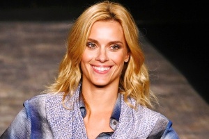 Carolina Dieckmann no desfile da TNG em 2012
