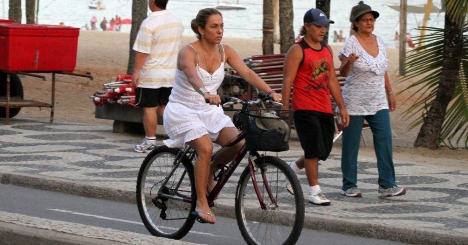 Cissa Guimarães pedala pela orla da praia de Ipanema, zona sul do Rio (20/4/2012)