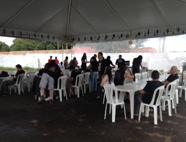 Com atraso de 3 horas para  o início dos shows do Metal Open Air, Integrantes da banda Exciter almoçam sob uma tenda nos bastidores do festival (20/4/12) - Marcus Vinícius Brasil/UOL