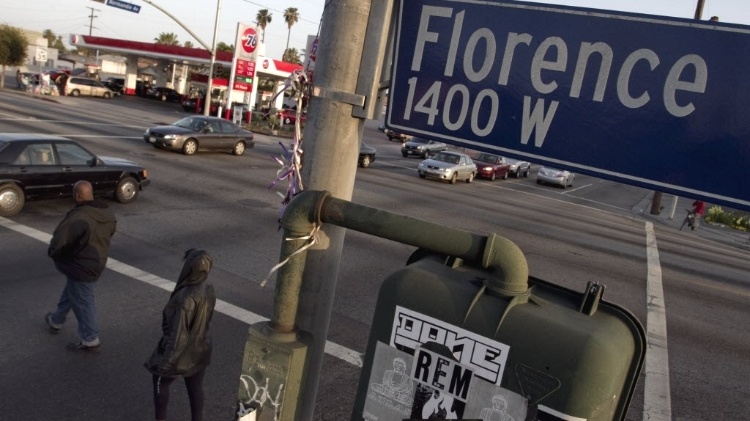 Cruzamento das ruas Florence e Normandie em Los Angeles (EUA), tornado famoso pelas revoltas de 1992, após quatro policiais serem absolvidos pela Justiça da acusação de espancarem gratuitamente o motorista Rodney King, um negro de 25 anos. Cruzamento das ruas Florence e Normandie em Los Angeles (EUA), tornado famoso pelas revoltas de 1992, após quatro policiais serem absolvidos pela Justiça da acusação de espancarem gratuitamente o motorista Rodney King, um negro de 25 anos.