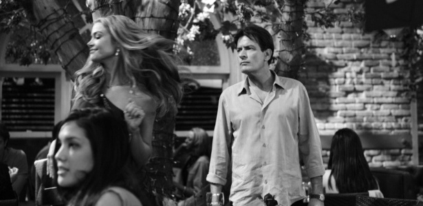 Denise Richards faz participação em cena de "Anger Management", nova série do seu ex-marido Charlie Sheen (20/4/12)