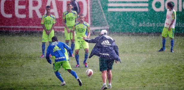 Felipão comanda treino sob chuva, com Barcos, Fernandão e Ricardo Bueno na barreira - Leonardo Soares/UOL Esporte