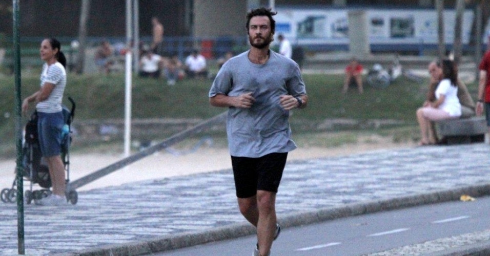 Gabriel Braga Nunes corre pela orla da praia na zona sul do Rio (20/4/2012)