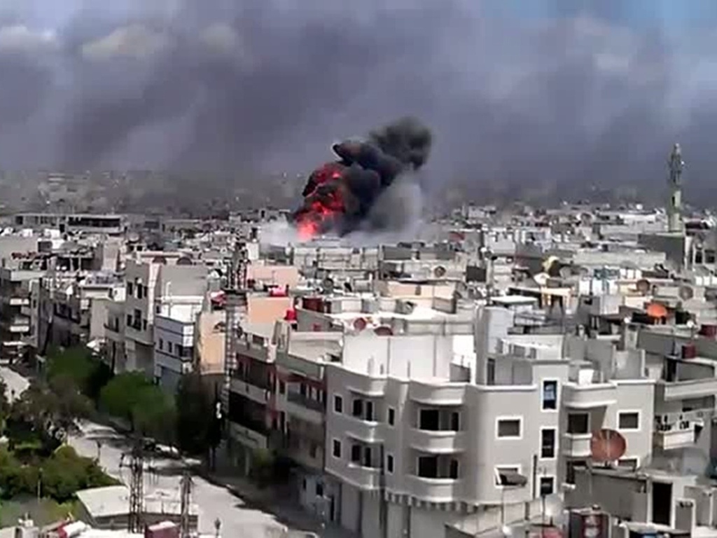 Imagem divulgada no YouTube mostra explosão no distrito de Khalidiya, em Homs, na Síria, causada por um bombardeio que teria sido feito pelo governo - YouTube/AFP