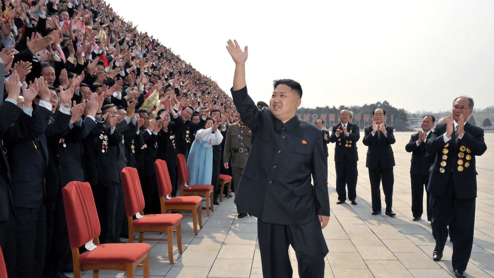 Imagem mostra o líder norte-coreano, Kim Jong-un, acenando no Palácio Memorial Kumsusan, em Pyongyang, na Coreia do Norte - KCNA/Reuters