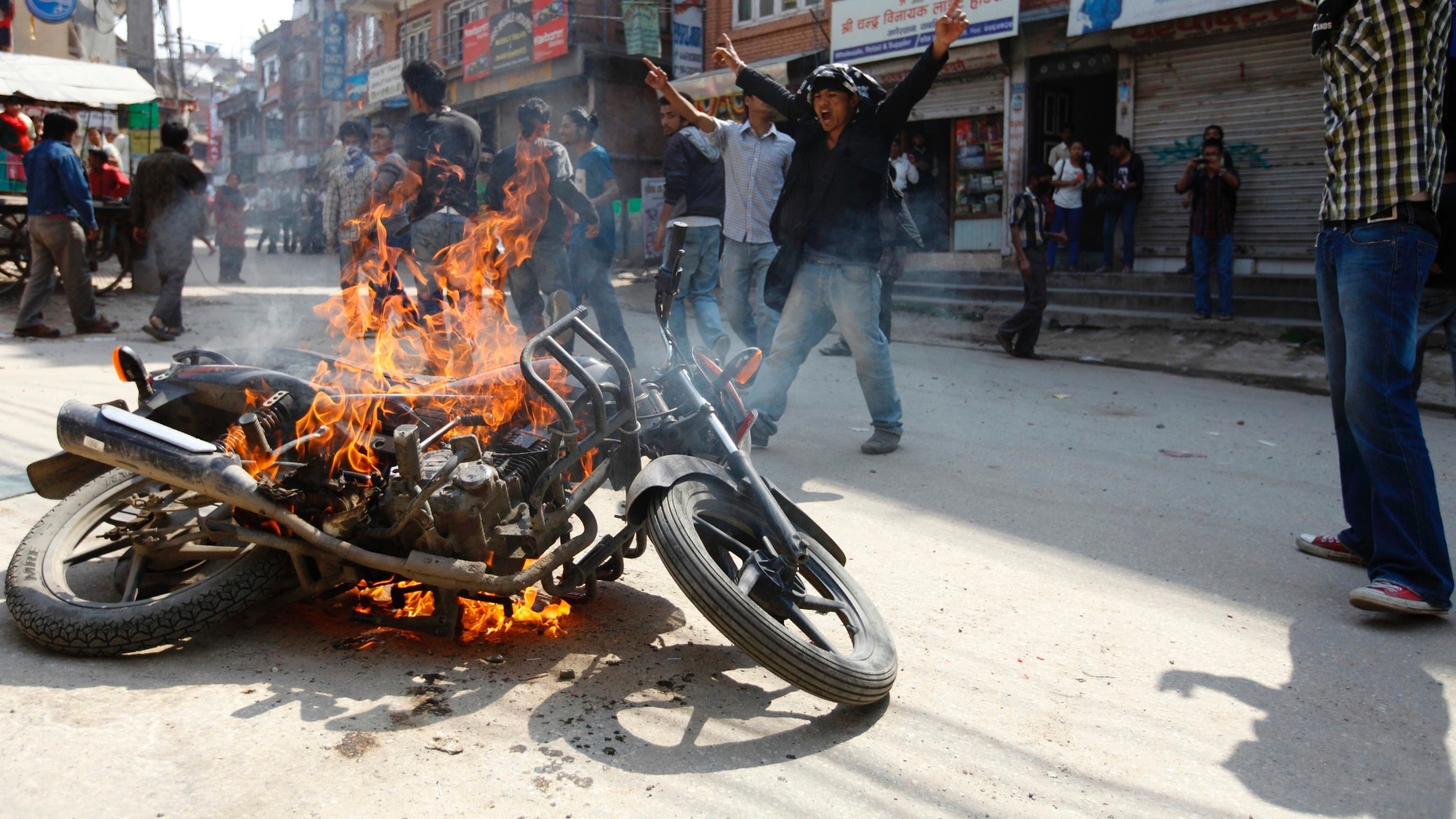 Jovens da União de Estudantes do Nepal incendeiam motocicleta pertencente ao governo em protesto em Katmandú, no Nepal - Navesh Chitrakar/Reuters