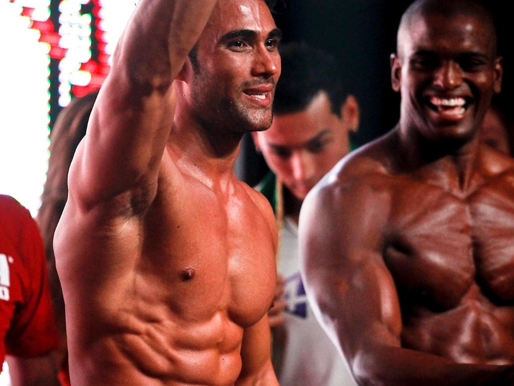 Júnior comemora sua vitória no Garoto Fitness Brasil 2012 - Leandro Moraes/UOL