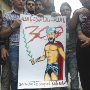 Manifestantes seguram cartaz inspirado no filme 300 durante protesto pelo impeachment do presidente da Síria - Raad Al Fares/Reuters