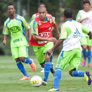 Maurício Ramos disputa a bola durante treinamento coletivo do Palmeiras - Leonardo Soares/UOL Esporte