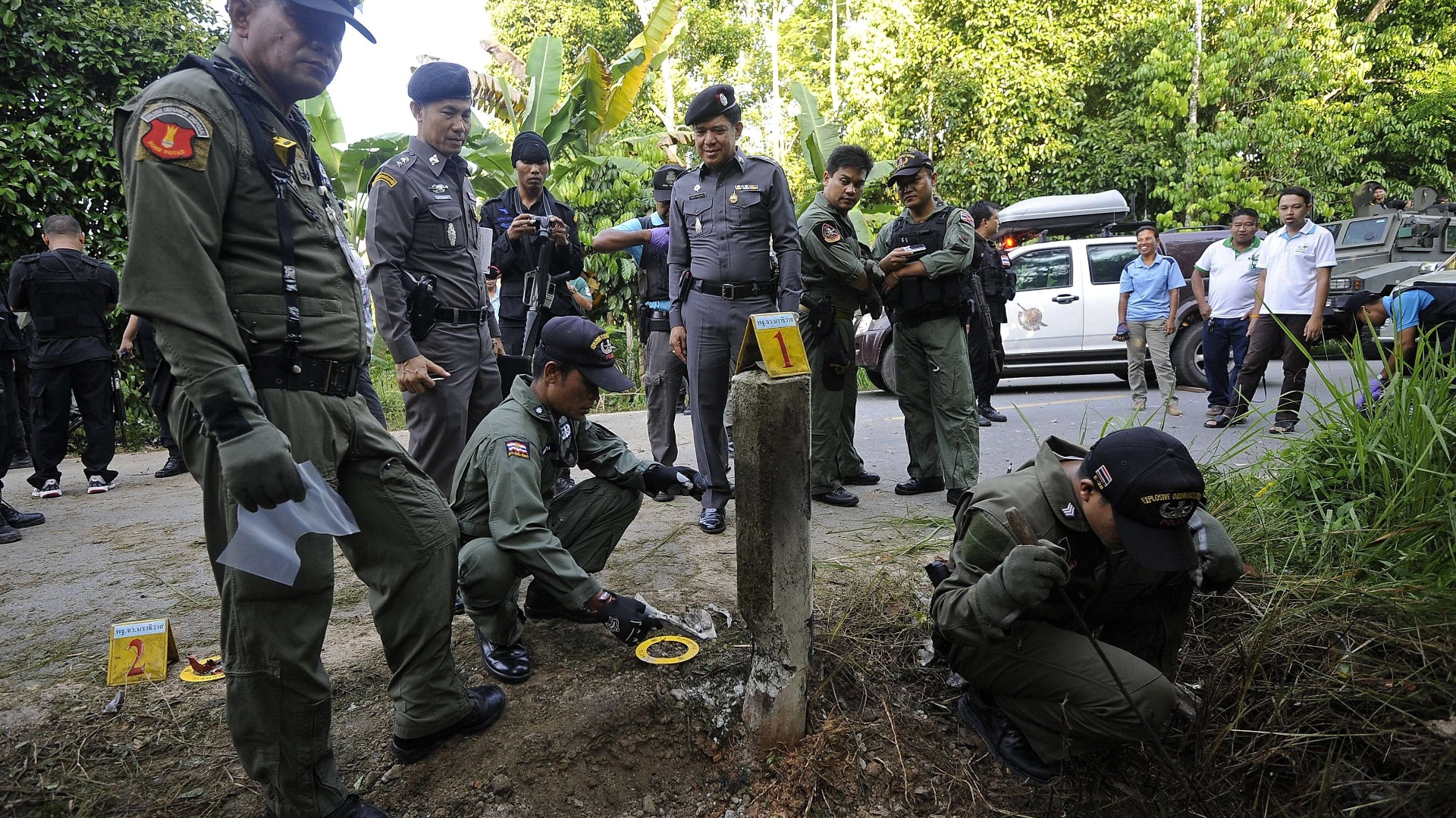 Membros do esquadrão antibombas tailandês inspecionam rodovia após ataque a bomba realizado por militantes separatistas na província de Narathiwat, na Tailândia - AFP