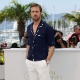 O ator "fashionista" Ryan Gosling provou que a tendência também é válida para os homens. Para ir ao festival de Cannes, ele manteve a elegância com uma blusa de pijama azul marinho, calça branca e sapato oxford bicolor. Os homens que quiserem aderir à tendência, devem seguir o exemplo do ator e usar as peças passadas, limpas e ajustadas ao corpo, para não parecer que você levantou da cama e não teve tempo de se trocar (20/05/2011) - Getty Images