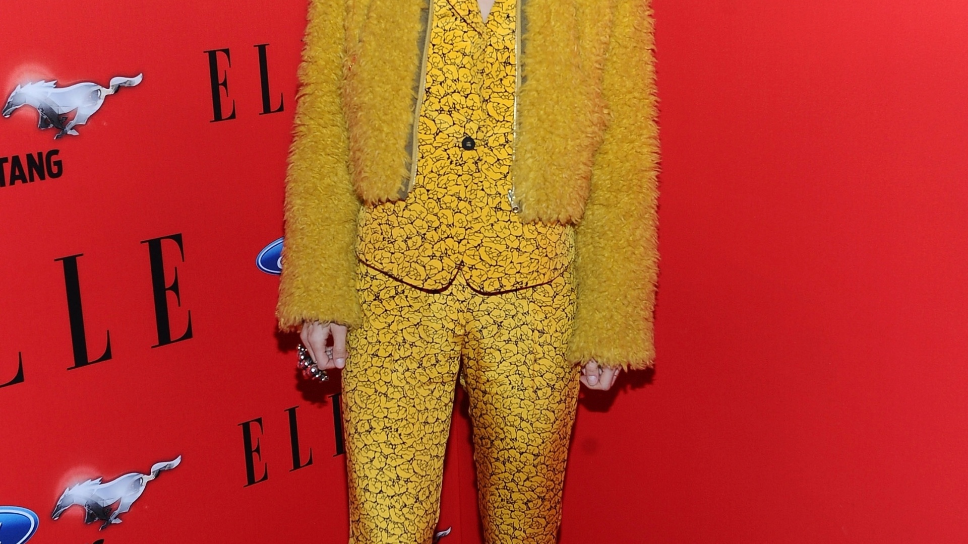 Oh Land ajudou a reforçar a tendência dos looks pijama, usando um conjunto amarelo estampado para ir "Elle Women In Music", em Hollywood, nos Estados Unidos. A cantora modernizou o visual usando uma jaqueta texturizada da mesma cor (11/04/2012) - Getty Images