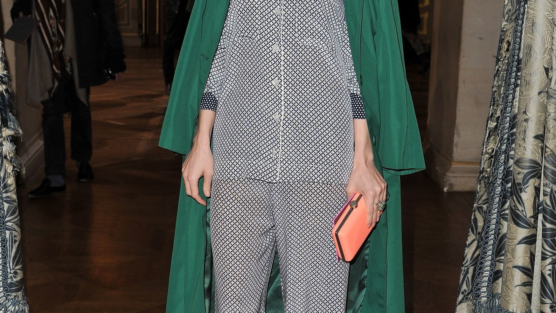 Ulyana Sergeenko apostou no pijama compondo um look vintage para ir ao desfile de Inverno 2012 de Stella McCarney. A estilista usou um casaco verde jogado sobre os ombros, lenço amarrado, escondendo os cabelos, óculos escuros e clutch laranja. Seus sapatos foram escondidos pela barra da calça longa, que arrastava no chão (05/03/2012)  - Getty Images