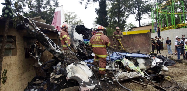 A queda de um pequeno avião em um zoológico da Cidade da Guatemala deixou três pessoas mortas - Saúl Martínez/EFE