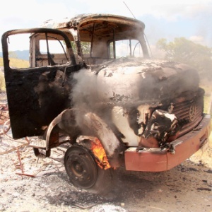 Caminhão que passava com trabalhadores na zona rural de Pau Brasil, sul da Bahia, teria sido incendiado por índios Pataxós - Joá de Souza/Agência A Tarde/AE